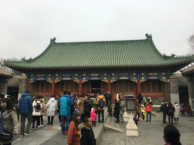 山脚下有个秘云洞,洞府正中央石壁上有一座康熙亲笔题的福子碑!