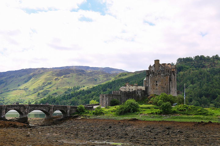 接下来的景点是爱伦多纳城堡,是苏格兰最有名的城堡,据说远远望去仿佛