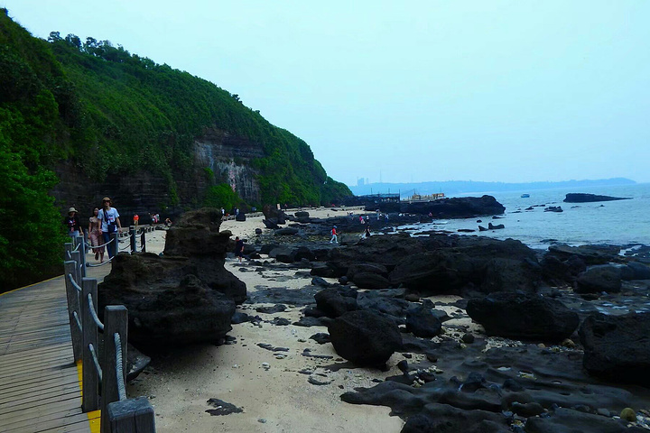 海岛风光这些黑色的礁石都是火山岩溶形成的,很像一只只野兽伏趴在