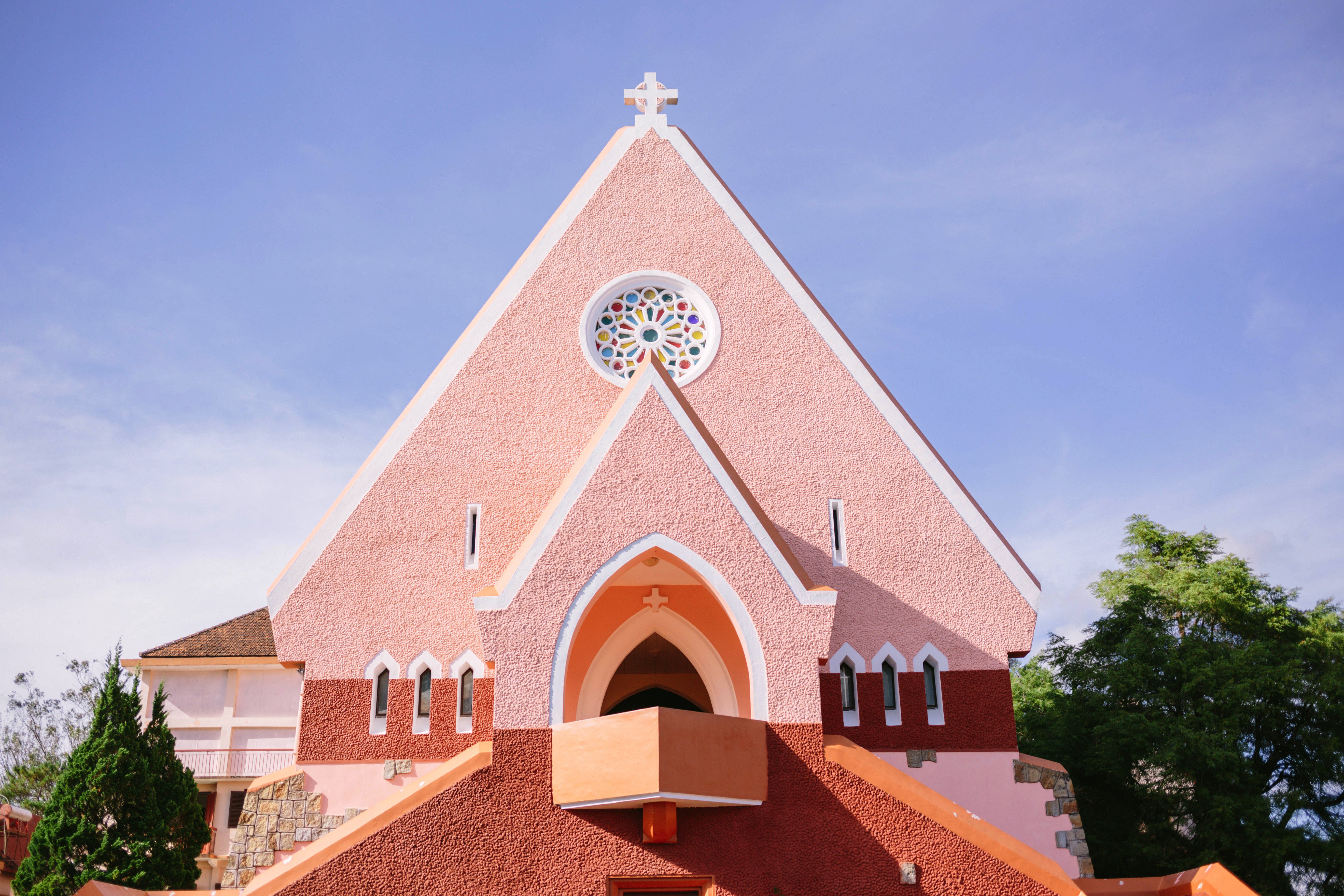 教堂后面还有个花园,阳光特别好,很多花.