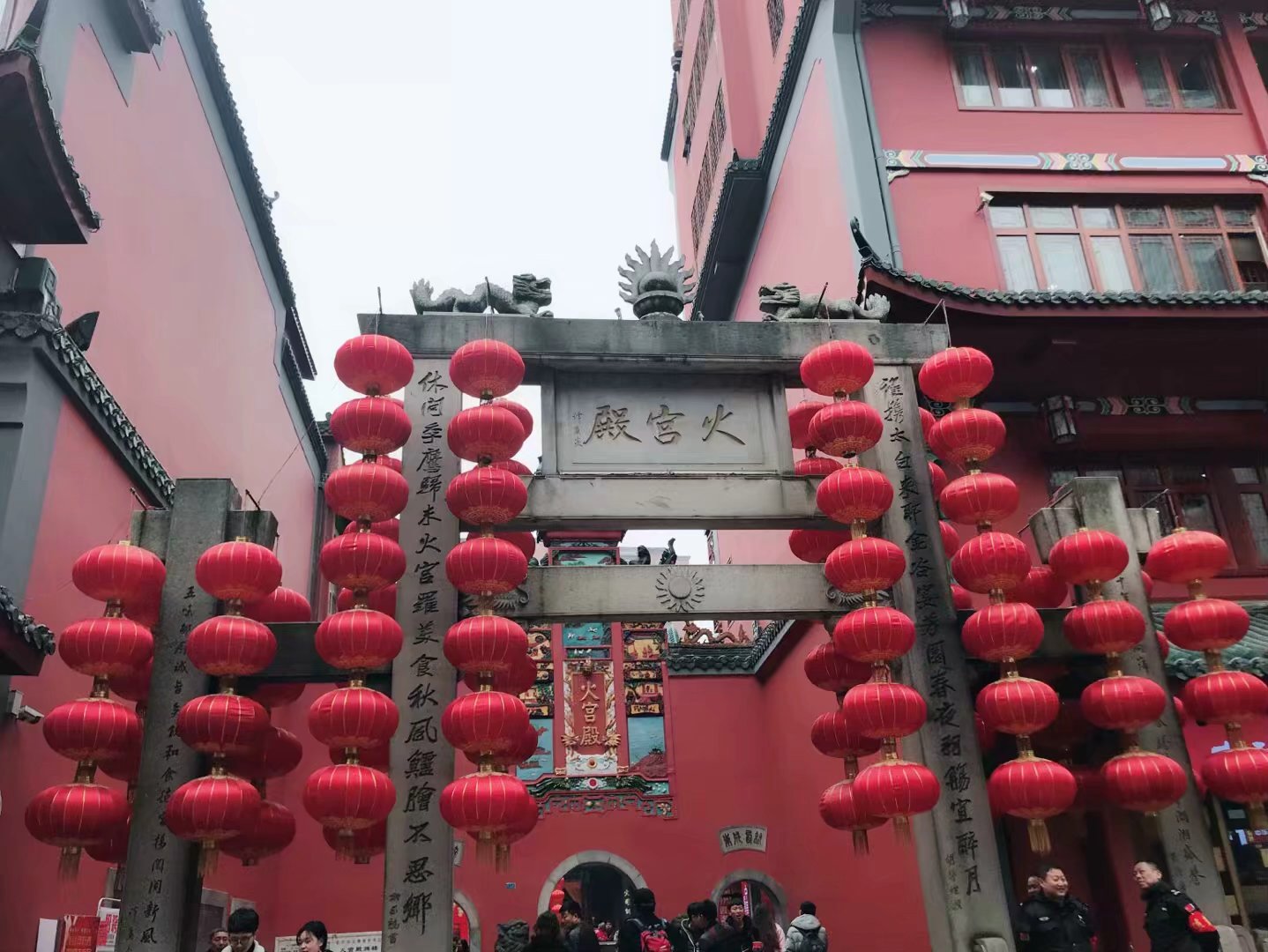 感觉相比较还是太平街小吃偏多,味道还可以,坡子街不长,饭店多一点吧