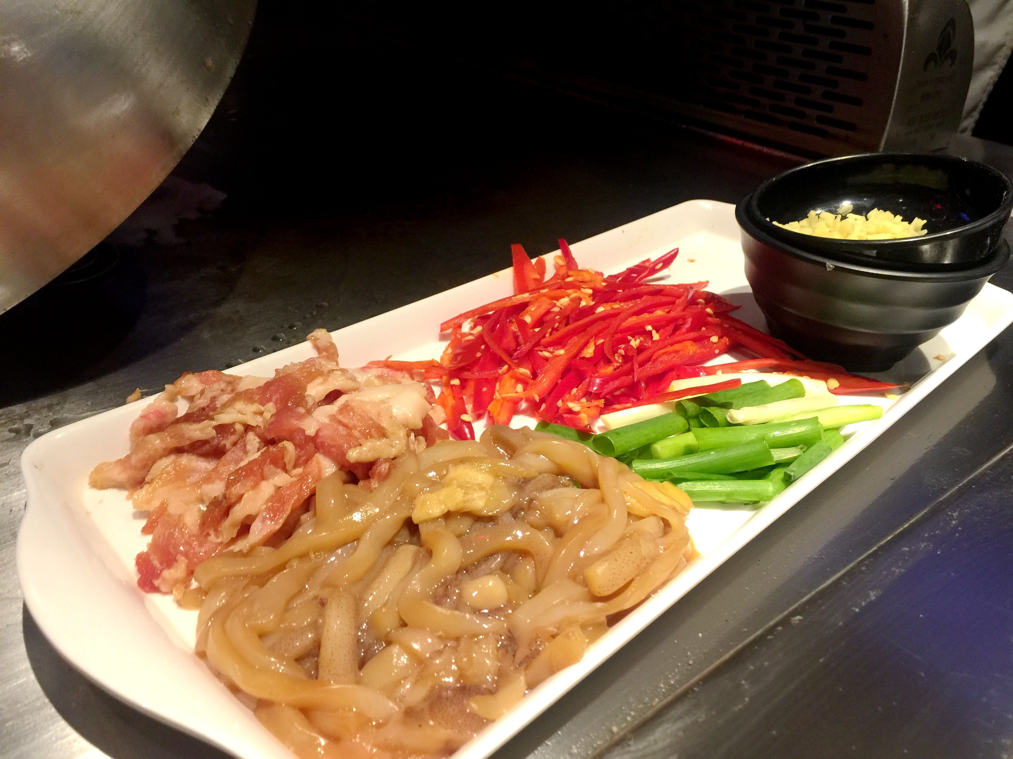 很辣非常油腻肉太老了飞鱼籽味道不是很重口感很好这家湘菜餐厅很辣很