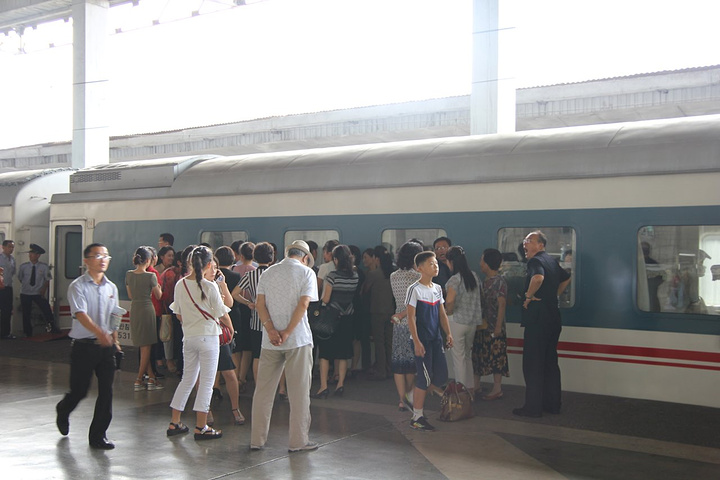 平壤火车站和一般的火车站一样车水马龙.