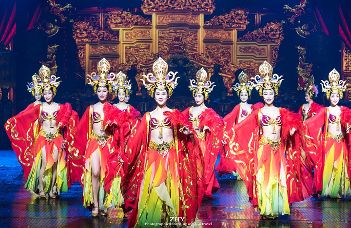 步步惊心鬼屋、聊斋惊魂鬼屋、怪街等，再到小朋友喜爱的童心乐园，还有散落在宋城街巷的七十二行老作坊等