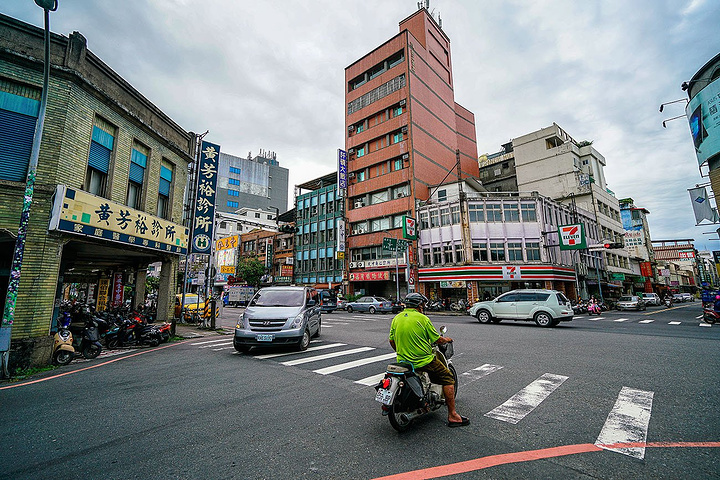 "可以看到火车站附近很多卖特产品的商店，道路较为空旷，来往的车辆不是太多，台湾的公车体系较为精细..._宜兰车站"的评论图片