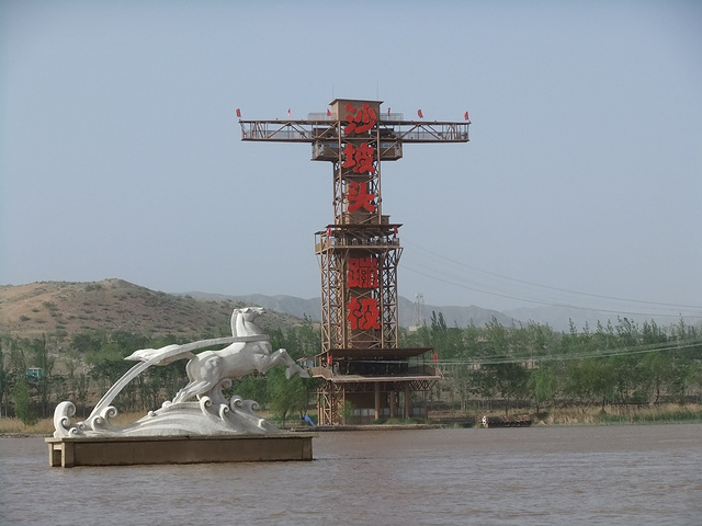 3d玻璃桥横跨黄河,过河可以去看看双狮山长城.