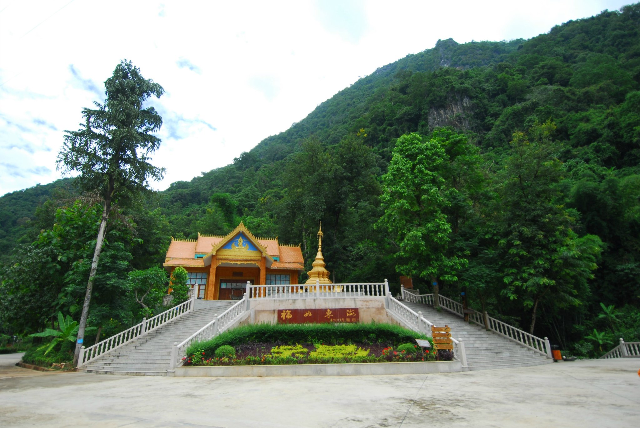 西双版纳勐远仙境热带雨林景区,以南传佛教为背景,佛教氛围,佛教文化