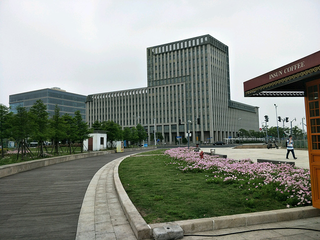 滴水湖又名芦潮湖,位于浦东新区南汇新城镇,距离上海市中心约76公里