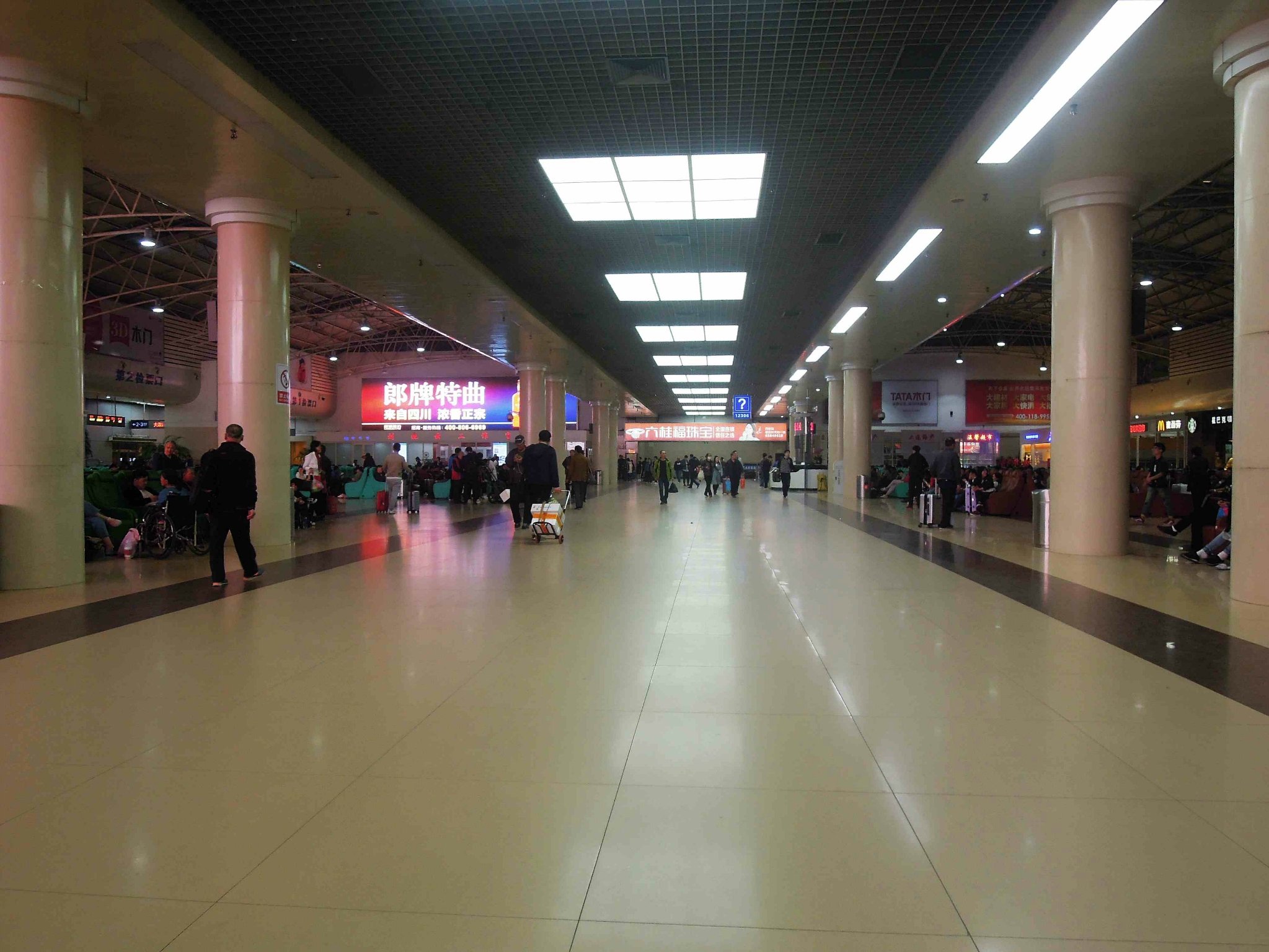 大连火车站交通便利,临近青泥洼商圈,附近有大型商场和公园.