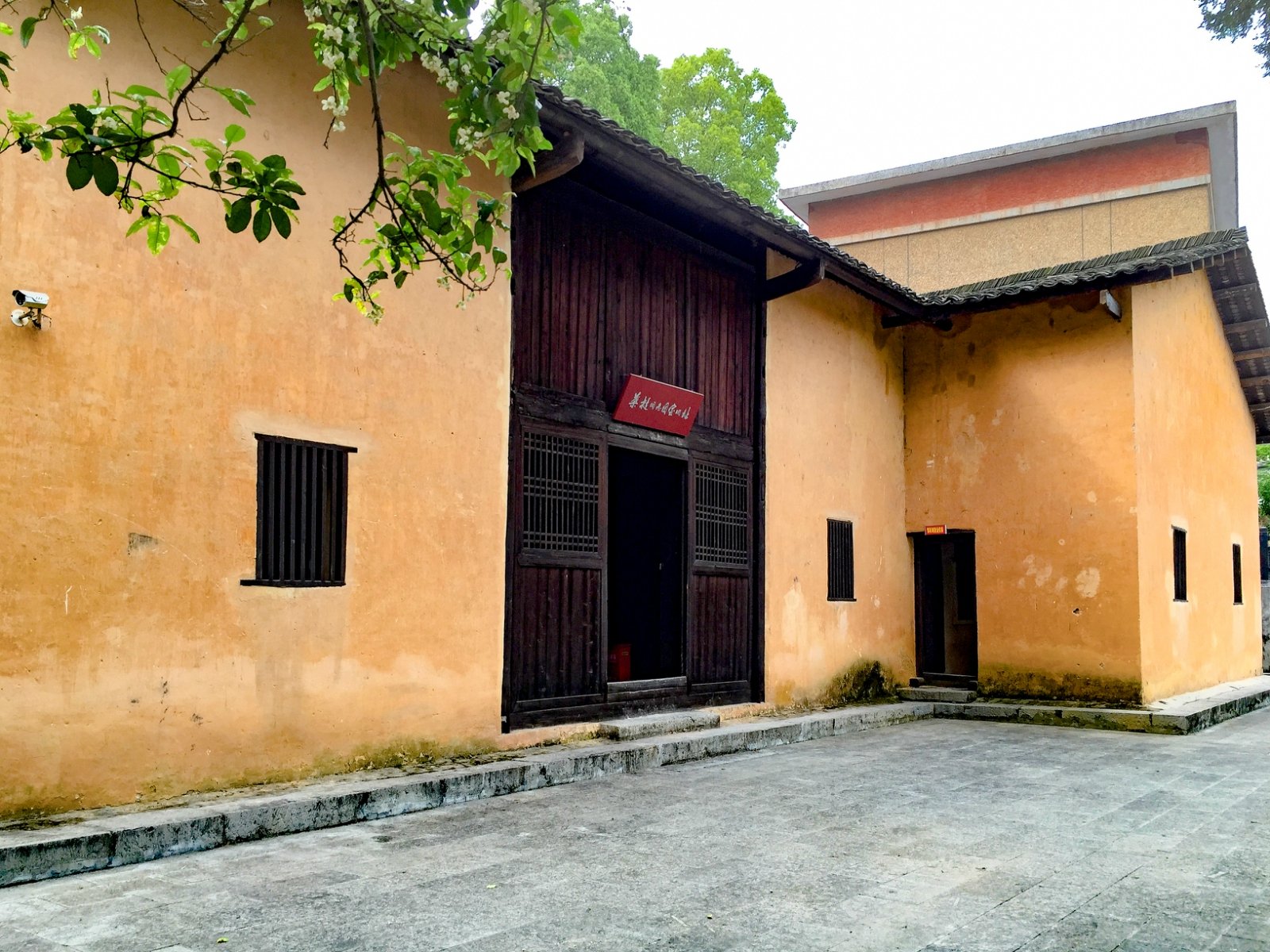 叶挺将军囚居纪念馆位于湖北省恩施市叶挺路112号,背靠梁子山,面临