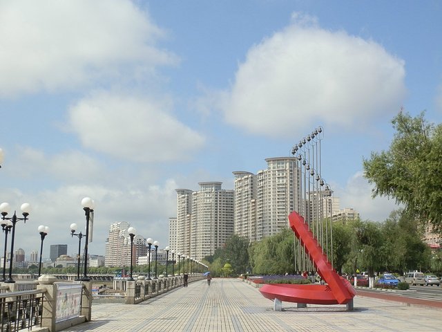 松江中路是吉林市沿江风景带免费参观桥下还有康熙皇帝1682年东巡吉林