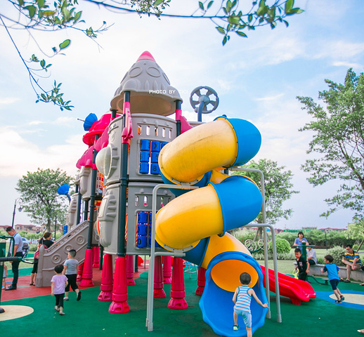 儿童乐园这里有孩子们的欢声笑语家长陪着孩子们嬉戏温馨美好的画面