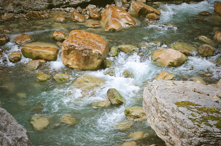 "不过比起整个大峡谷的风景而言，付出点艰辛还是很值得的，因为大峡谷的自然风貌和科学价值绝对是世界级的_云龙河地缝"的评论图片