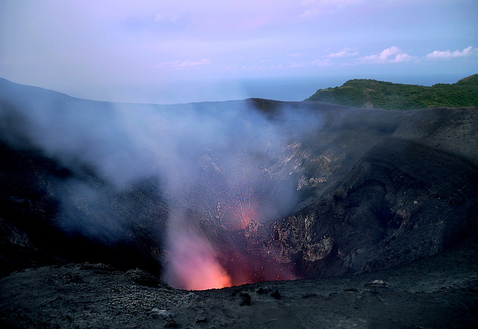 "亚苏而火山(mount yasur)位于 瓦努阿图 南太平洋的坦纳岛上,亚苏而