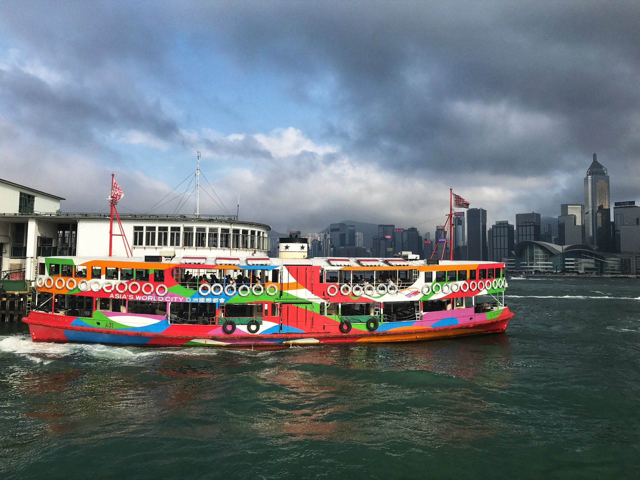 飞越天际线 以全新视角俯瞰香港全景