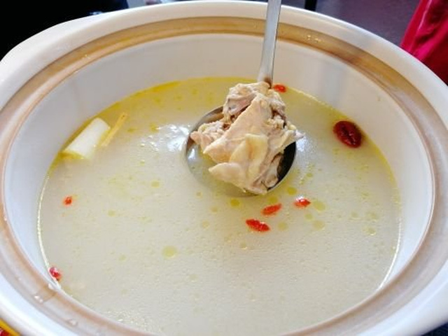 跑山鸡肉质紧实入口绵香加入牛肝菌竹荪黄罗伞菌等菌