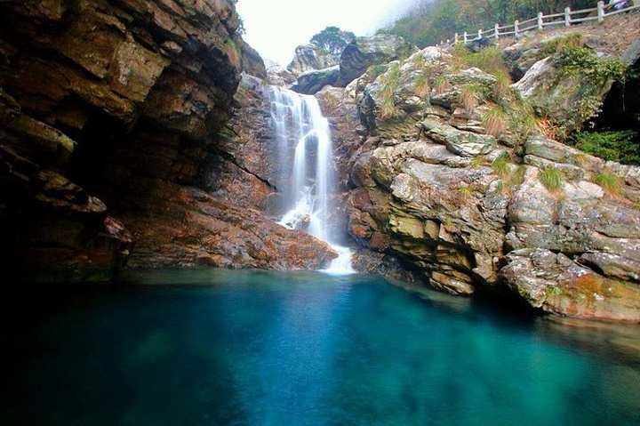 夏天气候凉爽宜人,是我国著名的旅游风景区和避暑疗养胜地_庐山风景