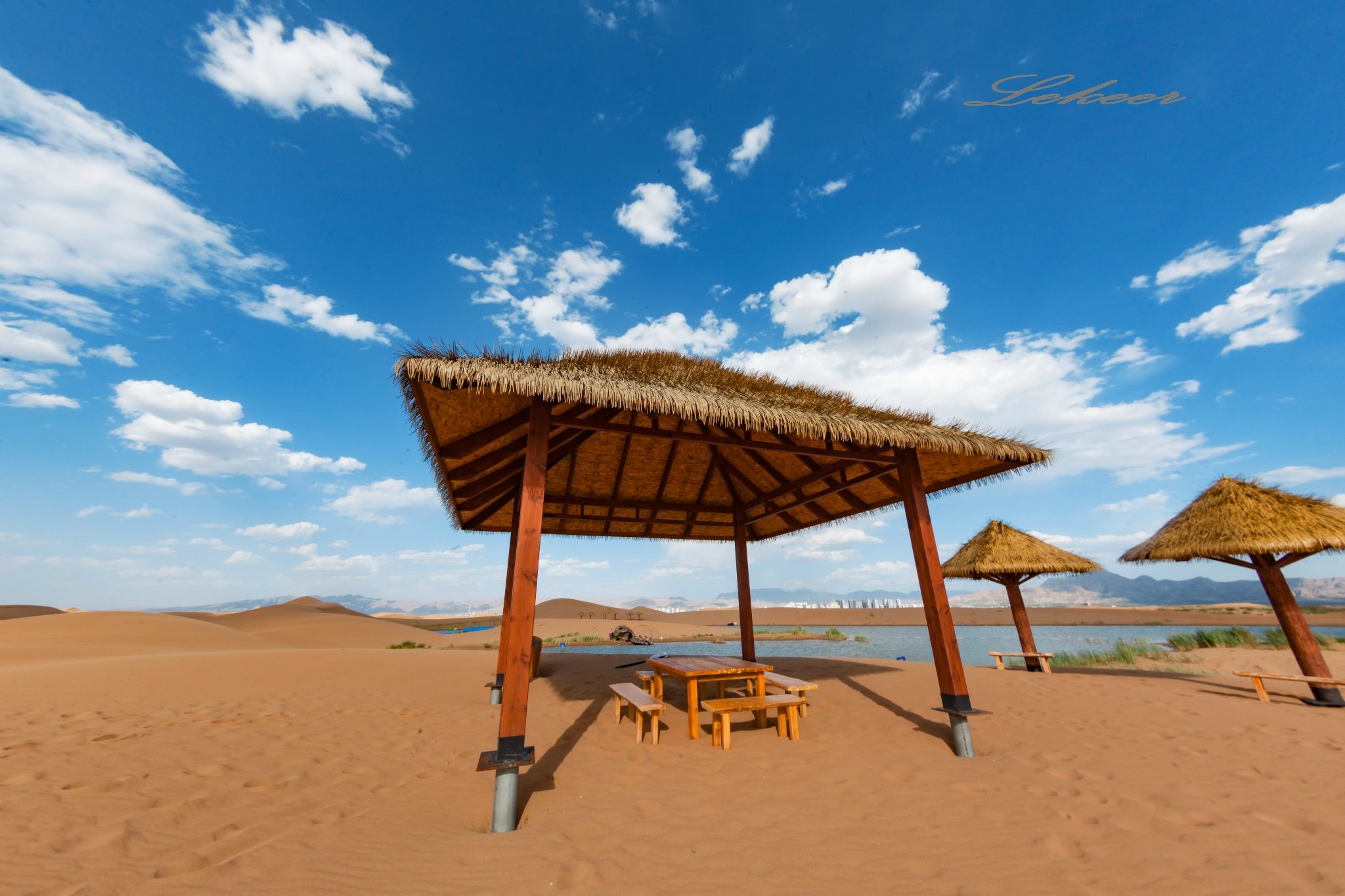 景区占地面积2000公顷,与110国道,京藏高速公路紧紧相连,与乌海飞机场