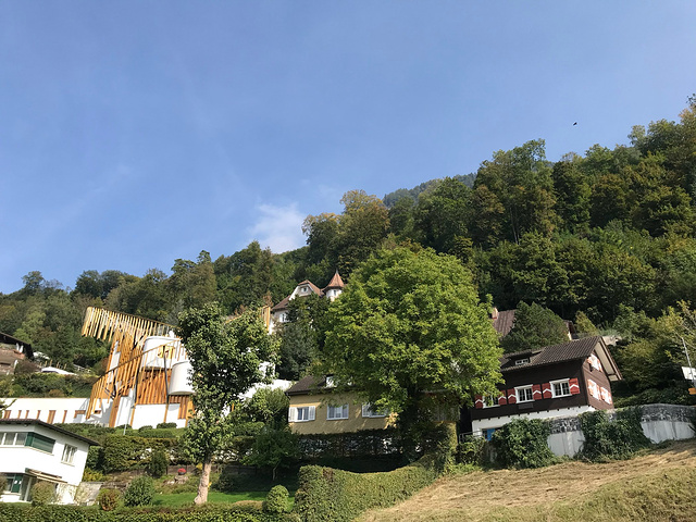 周边街道特色商铺。下午来到列支敦士登的首都