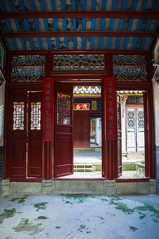 茂盛世居祠堂有三进门,位于“回”形院落的正中,方形天井与苍翠松柏交