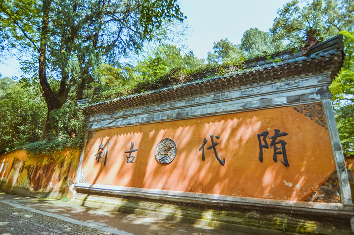 "依山就势而建，寺院每天迎来送往，游客如织。国清寺，被香烟缭绕了一千多年的“清净世界”_国清景区"的评论图片