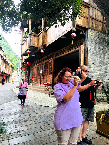 今天不是节假日,也过了暑假,街上游人很少。但