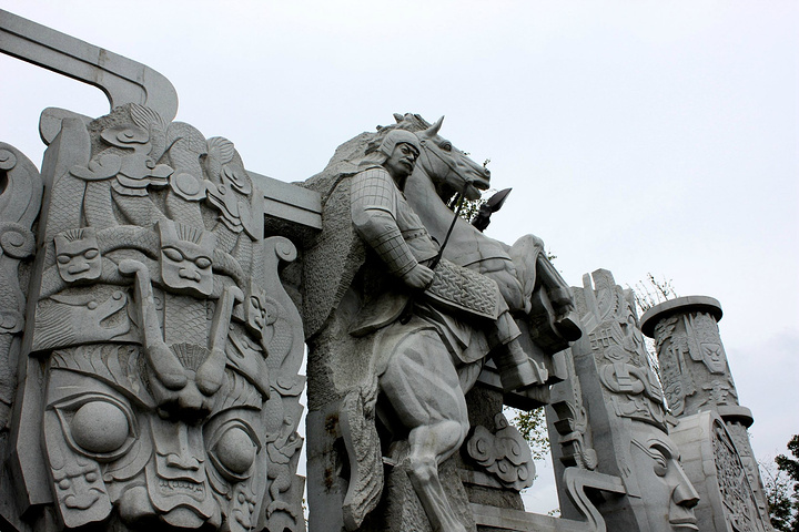 今天不是节假日,也过了暑假,街上游人很少。但