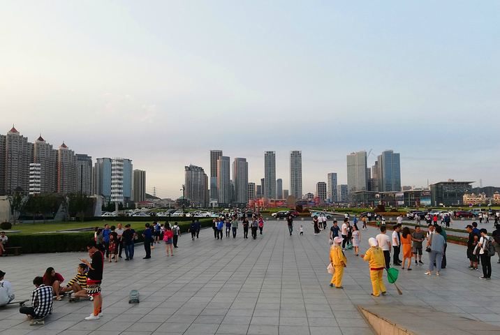 2022星海广场是位于辽宁省大连市南部海滨风景区的一个广场,是大连市