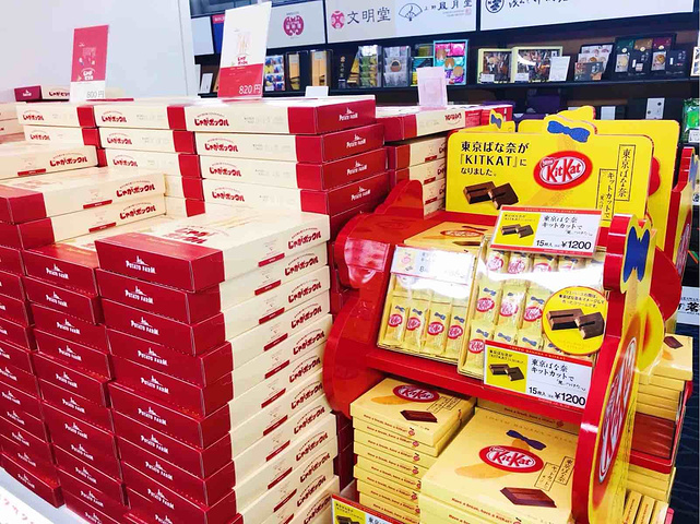 羽田机场的免税店相对较小,大概是除了佐贺以