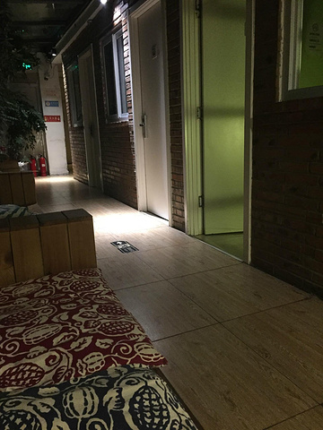 青旅是一个很有意思的住宿方式。集体宿舍般的