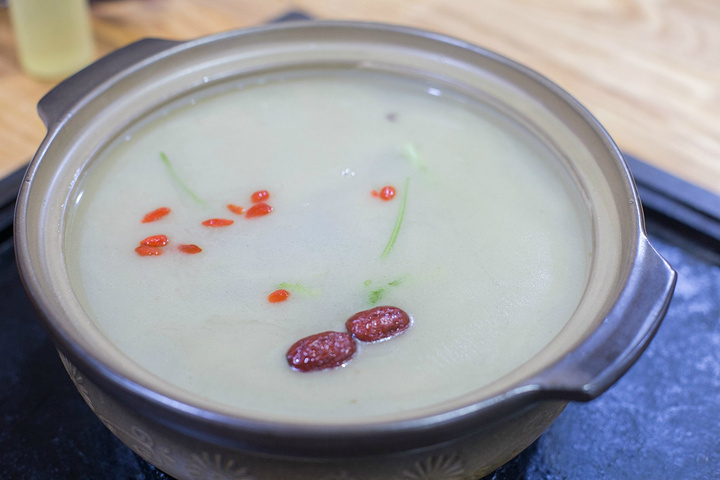 烧烤煨火锅实在是别树一帜,听着铁板上的肉在滋滋的叫,看着火锅中的水