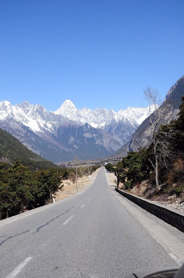 盔甲山宋东巴热神山