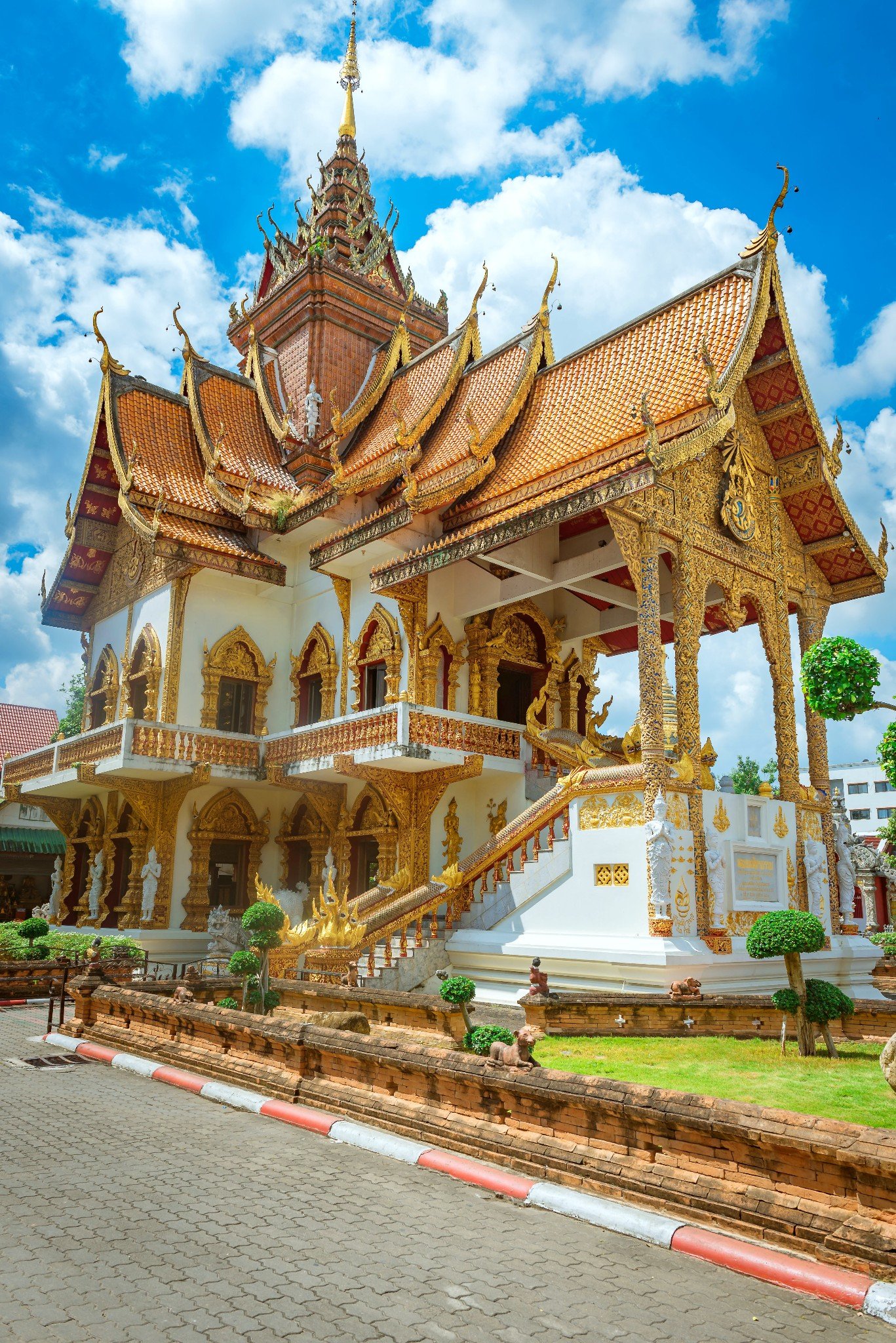 这个寺庙现在要收20泰铢的门票烤鸡很嫩烤牛肉非常入