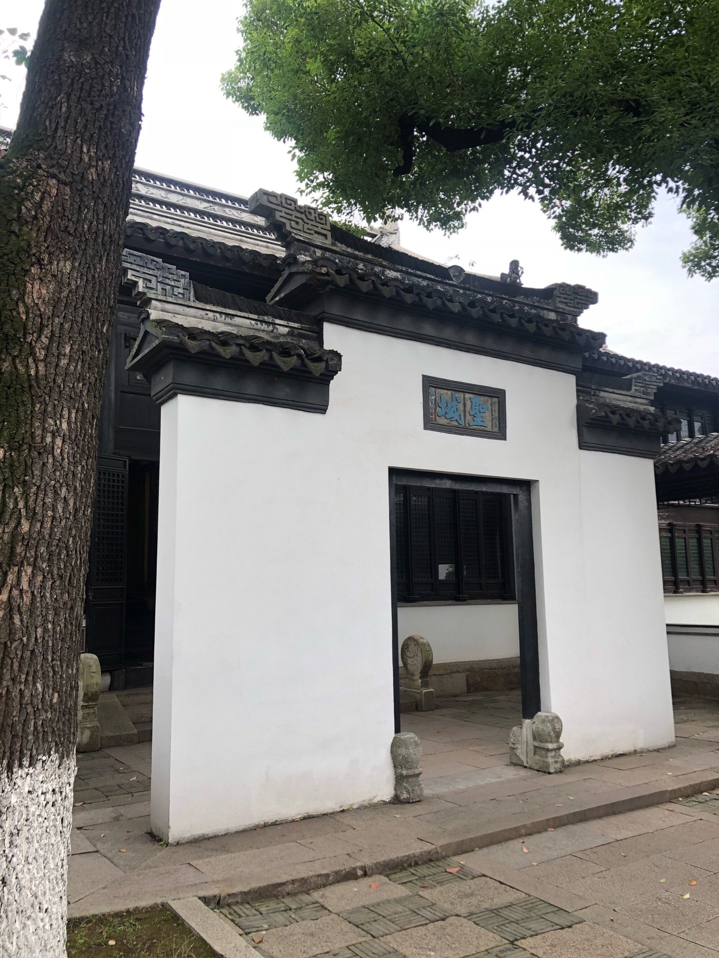 绕行到书院的后园有江南园林之美景游览而至此那时此地