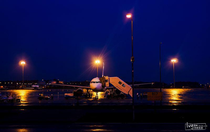 2017马尔代夫的机场也很小,落地以后步行出场