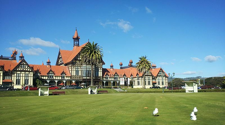 接下来可以来到富有英国都铎王朝建筑风格的博