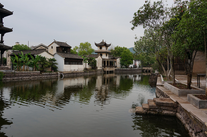 "...个街，一大群拍摄婚纱照的情侣，很温馨的样子，看了个黄飞鸿和海盗的演出，尤其那个海盗，很惊艳的说_横店影视城"的评论图片