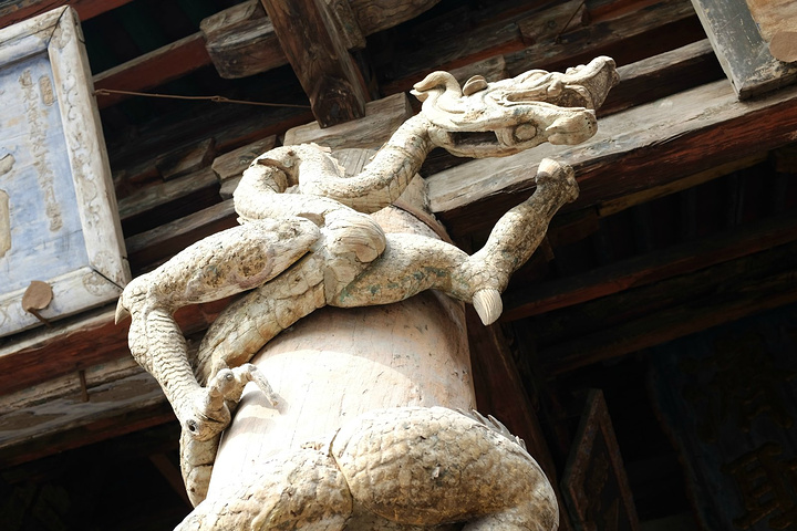 晚上逛柳巷美食街,晚上朋友还带我看了由三百