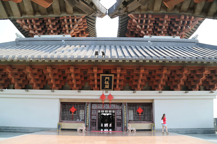 门位于山西临汾建于2002年集历史纪念和游览观光于一体正面三门矗立