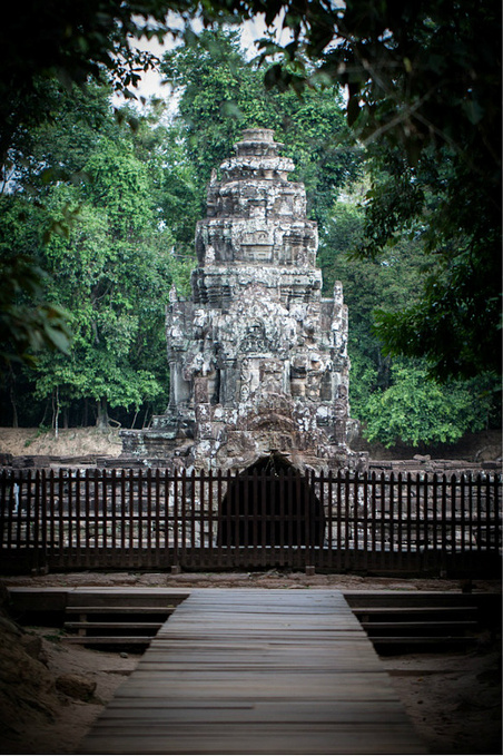 吴小福边玩边拍吴哥窟