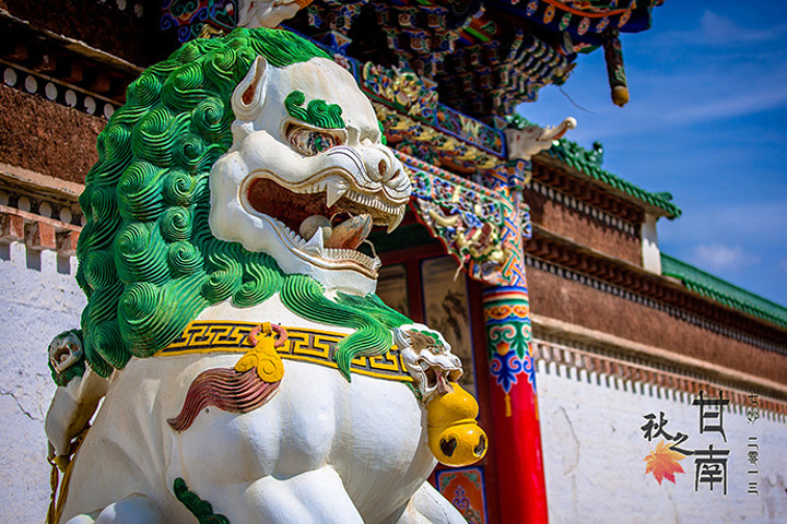 拉卜楞寺的贡唐宝塔上也开始充满了朝圣的人群贡唐