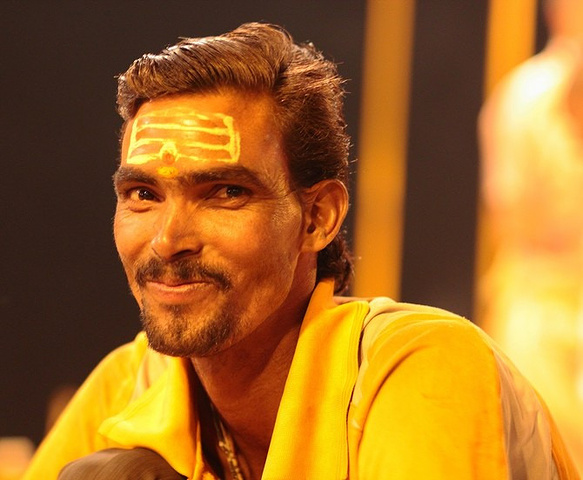 也是腼腆的笑了这位帅哥在吹号的时候很销魂几位婆罗门祭祀里,拍他最