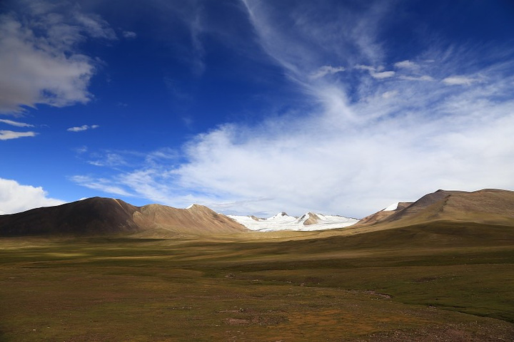 "这边风景很美，山体五颜六色的，还有湖泊河流密布纵横，触手可及的雪山_唐古拉山口"的评论图片