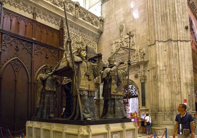 哥伦布之墓-----四个王国抬着棺椁-----何等荣耀,盖过任何君王