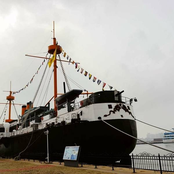 89 首页 景点详情 定远舰景区与刘公岛不在一个地方,定远舰地区在