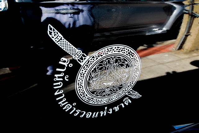 附近停了不少各类警用车辆,这个标志就是泰国的警徽,有点圆月弯刀的