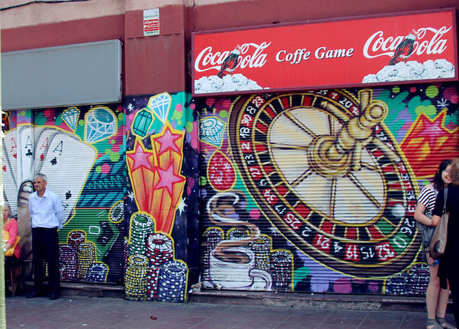 讲话非常幽默,边开车边给我们讲解路边的景点