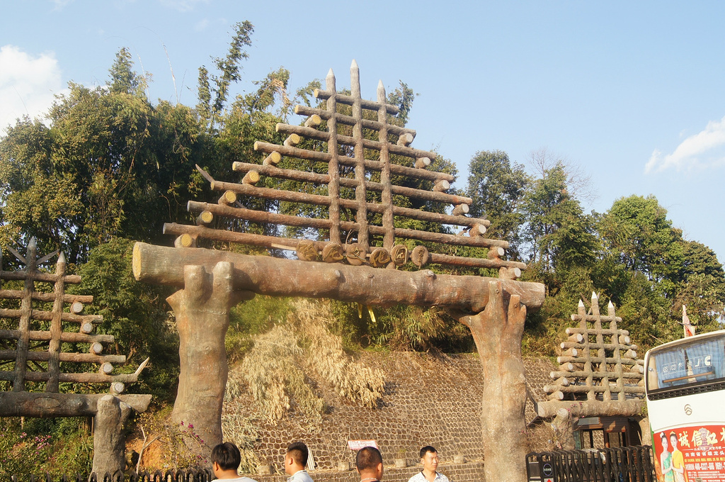 在回程路上路过一个哈尼文化园,进去瞧了瞧,哈尼族的名字是父子连名