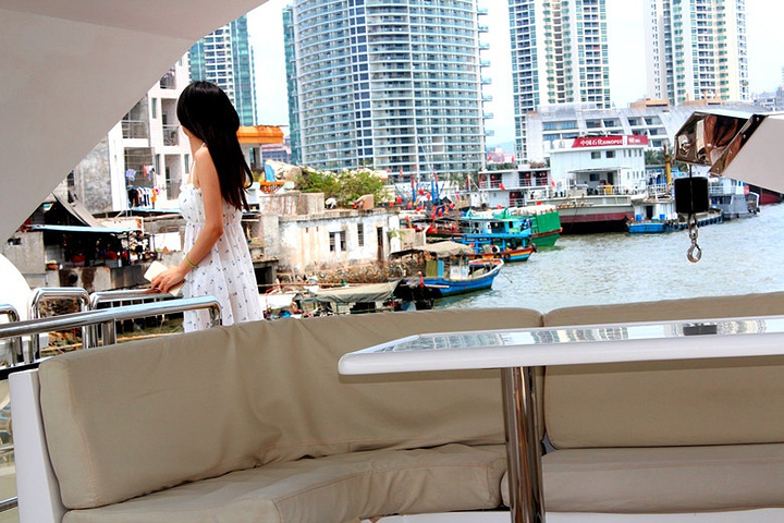 享受游艇生活的美女