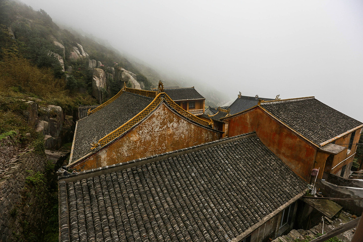 安期炼丹洞——位于海拔482米高处,相传安期生为避暴秦,隐居安期峰